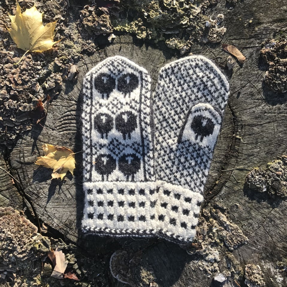 Sheep in a row mittens – Topsy Farms